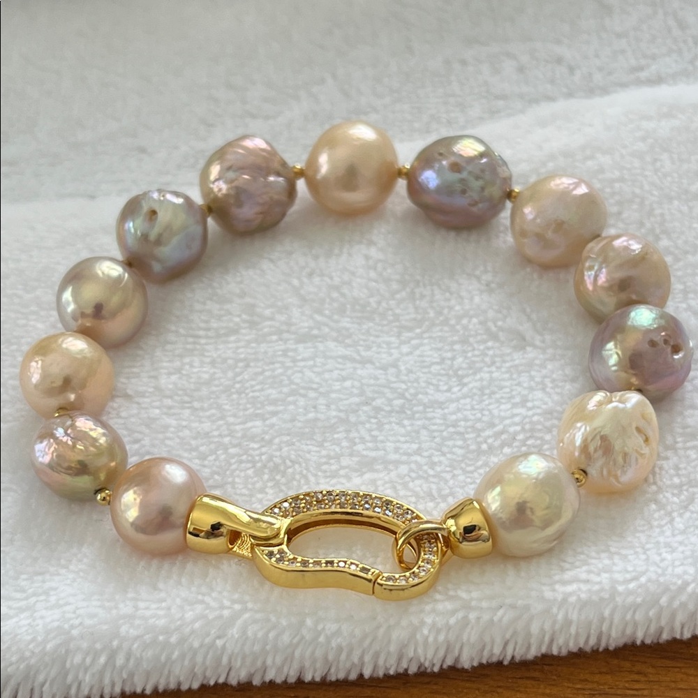 Elegant Gold and Pearl Bracelet